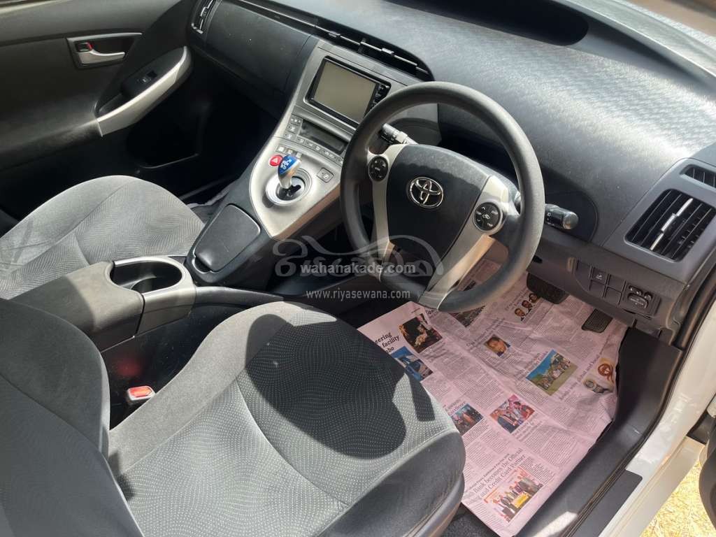 Toyota Prius 2015 Hatchback (Used) - Image 3